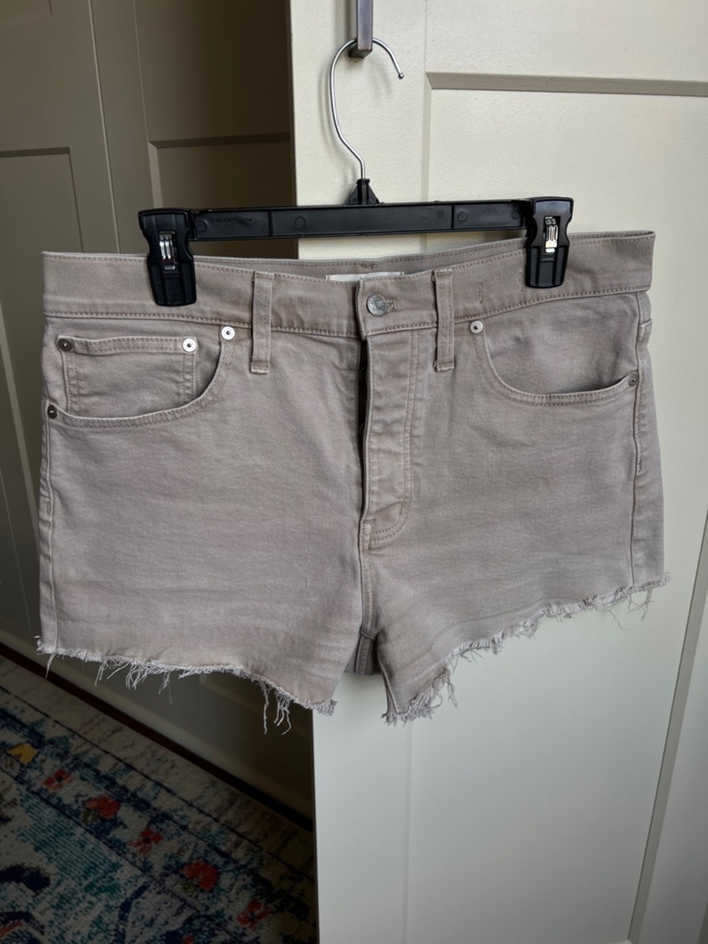 Madewell Relaxed Denim Shorts in botanical dyed Light Latte Size 29 raw hem